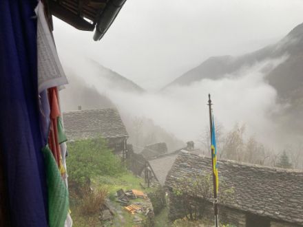 Auf der Alpensüdseite hängen die Wolken tief, wie hier in Viganella im Valle d’Antrona (Italien)