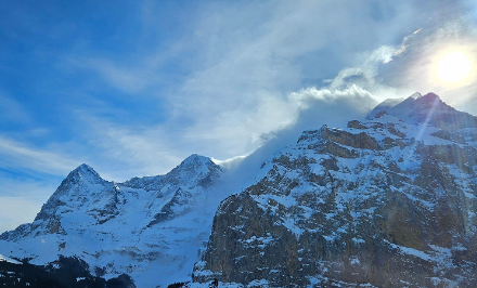 Die Jungfrauregion zeichnet sich immer wieder durch starke Föhnereignisse aus. Bekannt ist der Guggiföhn, welcher vom Jungfraujoch Richtung Lauberhorn hinunterstürmt und nicht selten mehr als 200 km/h erreicht. Er tritt weniger bei Südwestlagen, dafür häufiger bei Süd- und Südostlagen auf.