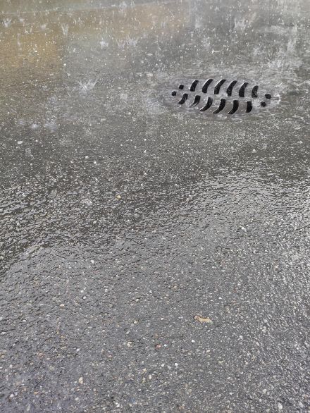 Die Katapultwirkung lässt sich auch bei diesem Regen-/Hagelbild von heute aus Bern erahnen. 