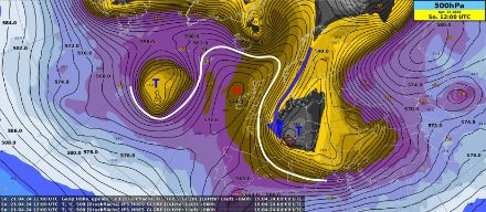 Höhenwetterkarte mit Geopotential (schwarz) und Temperatur (Farbflächen) auf 500 hPa (ca. 5500 m) für Sonntag, 21. April 2024, 12 UTC. Die Strömung weist die Form des griechischen Grossbuchstabens Omega (weiss) auf. Die relevanten Druckgebilde sind mit einem blauen «T» und einem roten «H» gekennzeichnet.