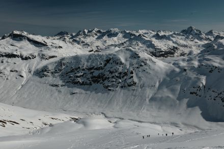 Im Aufstieg zum Mingalunhorn im Avers mit Blick auf die Bündner Berge (links Piz Surpare, rechts im Hintergrund Piz Güglia bzw. Piz Julier)