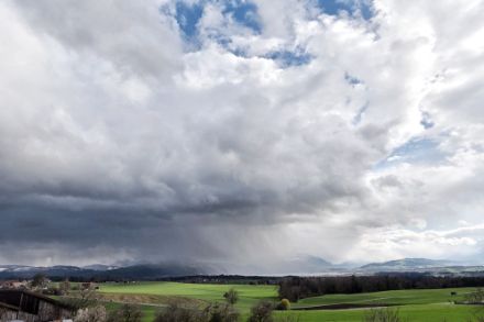 Typisches Aprilwetter mit Sonne, Quellwolken und Schauer