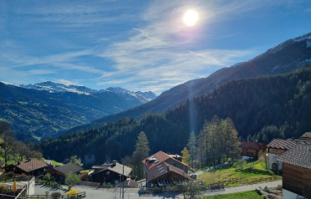 In Tschiertschen ob Chur war es am 14. April 2024 trotz einzelnen Schleierwolken sehr sonnig. Auch war eine Schneedecke nur noch in sehr hohen Lagen vorzufinden. Dies und die sehr warme Luftmasse sorgten dafür, dass es am Nachmittag für Mitte April sehr warm wurde.