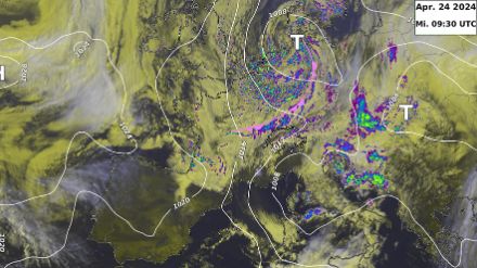 Satellitenbild Europas mit viel Wolken und Tiefdruckgebieten über Europa.