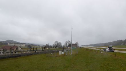 Abbildung 2: Ansicht der Wetterstation von La Chaux-de-Fonds mit Blickrichtung Südwest. Das Gewitter ist aus dieser Richtung gegen die Station gezogen, der Wind hat zum Zeitpunkt der Böenspitze aus Richtung Süden (links im Bild vom Friedhof her) geweht.