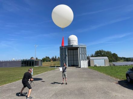 MeteoSchweiz führt zweimal täglich Radiosondierungen mit Wetterballonen durch. Damit werden wichtige meteorologische Werte der Atmosphäre bis in grosse Höhen gemessen.