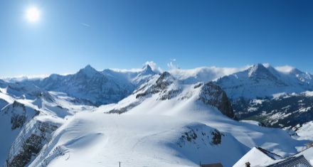 Blick um 8:40 Uhr vom Faulhorn nach Südosten zur Föhnmauer. (Quelle: https://faulhorn.roundshot.com/)