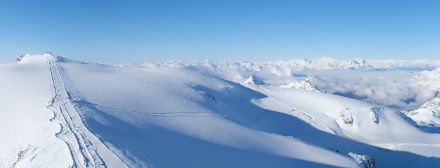 Webcambild Klein Matterhorn oberhalb von Zermatt am Freitagmorgen. Mit Blick in Richtung Südwesten zeigt sich die tiefe Bewölkung auf der Alpensüdseite.  