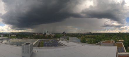 Foto mit Blick über Basel, darüber ein Gewitter.