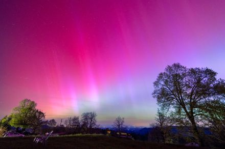 Farbenprächtiges Polarlicht über der Schweiz