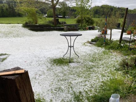 Hageldecke in Flawil vom 02.04.2024. Genauso sah es mancherorts in Deutschland aus.
