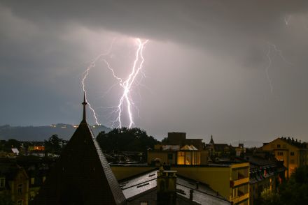 Blitzeinschlag in der Stadt Bern, fotografiert aus einer einigermassen sicheren Dachlukarne. 