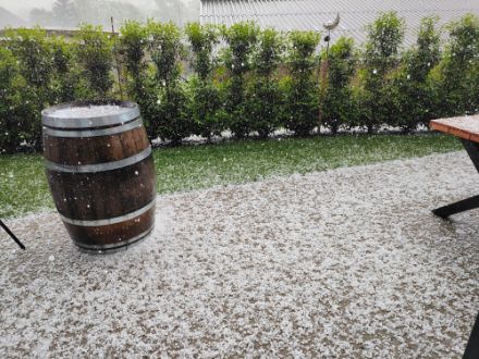 Schauer und Gewitter brachten heute Freitag wieder vielerorts Regen und teils auch kleinkörnigen Hagel mit sich.