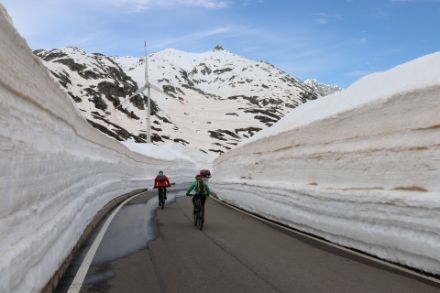 Schneemauern auf dem Gotthardpass am Mittwoch 29. Mai 2024. 