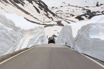 Schneemauern auf dem Gotthardpass am Mittwoch 29. Mai 2024. 