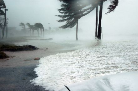 Die Anzahl Hurrikans sagt noch nichts über die zu erwartenden Schäden aus. Diese hängen stark davon ab, ob die Wirbelstürme vor allem über dem Meer bleiben oder auf Inseln und Küstenregionen treffen. Der US-amerikanische Wetterdienst betont in seiner Prognose, dass keine Vorhersage möglich ist, ob, wann und wo die erwarteten Wirbelstürme auf Land treffen werden
