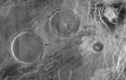 Abbildung 6: Bild von Vulkanen (sogenannte «Pfannkuchen-Vulkane») auf der Oberfläche der Venus, aufgenommen von der Magellan-Sonde.