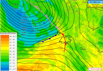 Geopotential auf 500 hPa und ThetaE auf 700 hPa um 12 UTC am 26.5.2024. ThetaE ist ein Mass für die Temperatur und Luftfeuchtigkeit und eignet sich gut, um die Position von Fronten festzulegen. In dieser Grafik wurde die ungefähre Position der Warmfront über der Schweiz sowie der Kaltfront über Frankreich eingezeichnet. 