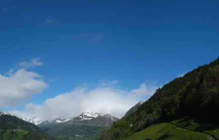 Ganz anders sah es gleichzeitig nur wenige Kilometer südlich des Gotthards aus, denn in der Gegend von Airolo und Ambri-Piotta war keine Bewölkung mehr auszumachen, einzig der Alpenkamm selbst lag noch in Wolken.