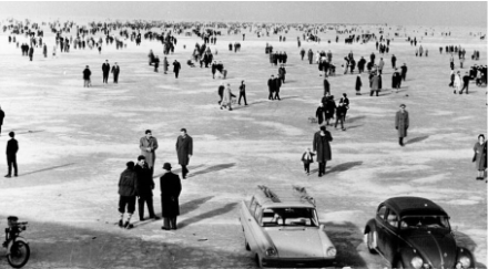 Auch der Bodensee fror im Winter 1962/1963 zu. Hier in der Rorschacher Bucht wagen sich damals viele Leute auf das Eis.