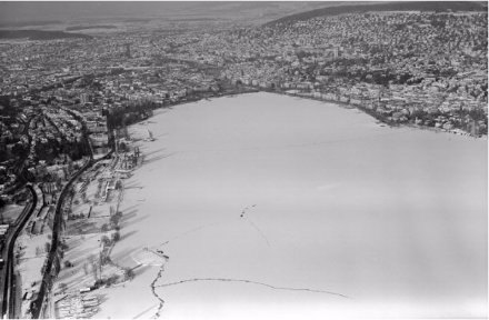 Kontinentalluft aus Osten brachte es fertig, dass im Winter 1962/1963 viele Schweizer Seen zufroren, wie hier im Bild der Zürichsee.