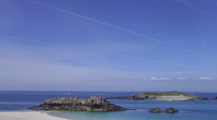 Der Atlantik (Bildquelle: Wikipedia) westlich der Bretagne (Frankeich) hat im Februar eine Oberflächentemperatur von 11 Grad und im August eine solche von 17 Grad. Dies ergibt eine Jahresschwankung von bloss 6 Grad. Dementsprechend schwankt auch die darüberliegende Luft nicht in einem erheblichen Mass. Wenn diese Luft zur Schweiz verlagert wird, wird sie dort im Winter als zu warm und im Sommer als zu kühl empfunden.