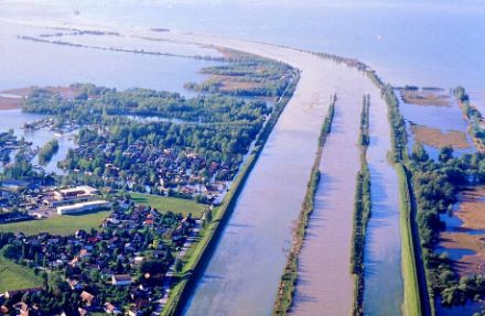 Foto des hochwasserführenden Rheins bei der Mündung in den Bodensee