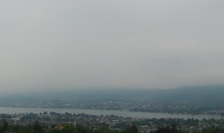 Blick von Zürich Fluntern Richtung Zürichsee um 08.10 Uhr. Die tiefe hochnebelartige Bewölkung erinnerte eher an einen Herbsttag. Gut erkennbar auch die Sichttrübung durch Saharastaub.