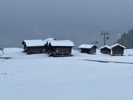 In vielen Bergregionen wurde es noch einmal winterlich weiss, wie hier in Hasliberg/BE. Lange wird sich der Schnee dort allerdings nicht halten. Das Wetter bleibt zwar noch unbeständig, aber es wird auch in der Höhe wieder milder