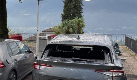 Zerstörte Heckscheibe eines Autos bei Locarno, 25.8.2023. G. Della Bruna