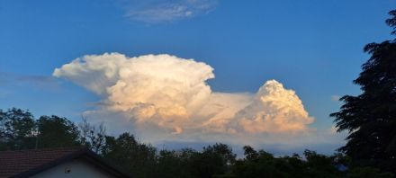 Fotogene Schauer- und Gewitterwolken bei Comerio in der Lombardei. Bild: Meteomeldungen/App