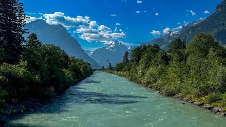 Im Urner Reusstal war es heute Freitagnachmittag noch recht ruhig, die Reuss hier in Flüelen führte aber viel Schmelzwasser. Morgen im Laufe des Nachmittags und Abends dürfte es hier nicht mehr so ruhig bleiben. 