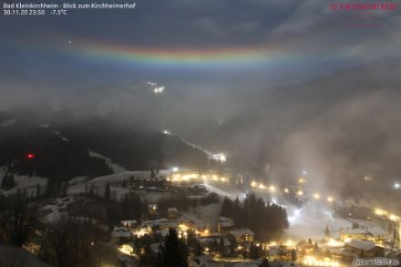 Zirkumhorizontalbogen in Bad Kleinkirchheim im österreichischen Bundesland Kärnten am späten Abend des 30. November 2020 - entstanden im Eisnebel bei Vollmond. Der Mond stand in einer Höhe von etwa 61° am Himmel. 