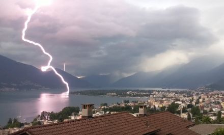 Abbildung 2: Blitzeinschlag in der Region Locarno von Brione aus gesehen am 12. Juli 2024. 