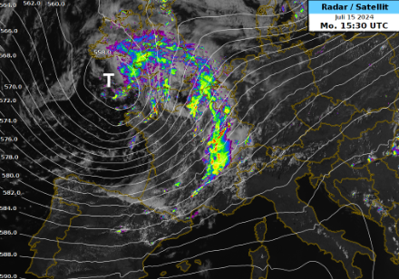 Satelliten- und Radarbild um 17:30 Uhr MESZ, Isohypsen (Höhe in Dekametern) auf der 500 hPa-Druckfläche. 
