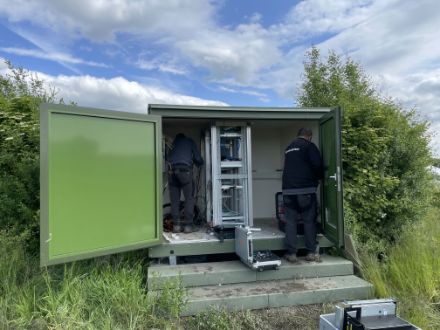 Zwei Mitarbeiter von MeteoSchweiz beim Abbau der Elektronik in der alten Messkabine.