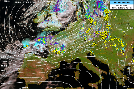 Satellitenbild überlagert mit Niederschlag (Radarsignale), den registrierten Blitzen und dem Geopotential auf der 500 hPa Druckfläche. 