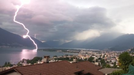 Blitzeinschlag in den Lago Maggiore bei der Maggia-Mündung. 