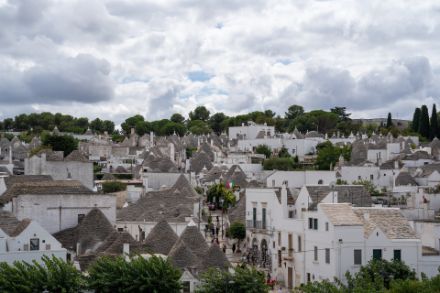 In Apulien, im Bild Alberobello, steigen die Temperaturen am Wochenende bis gegen knapp 40 Grad. 