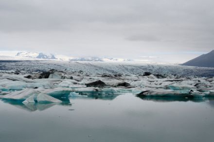 Wechselhaft und kühl bleibt es in den nächsten Tagen in Island. Im Bild der Gletschersee Jökulsárlón im Sommer 2009. 
