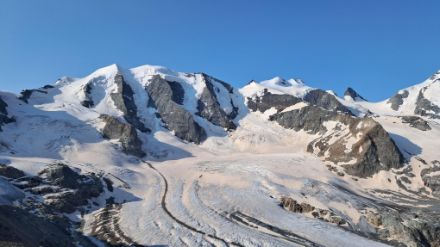 Blick von der Diavolezza zum Piz Palü. Auf dem Firn hat sich viel Saharastaub abgelagert. 