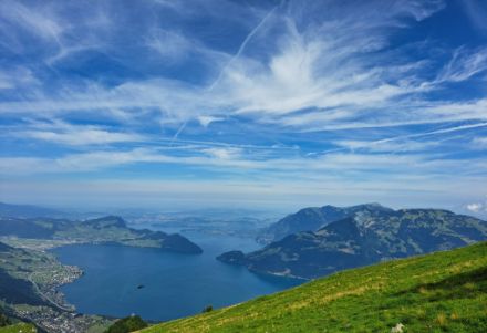 Blick vom Niederbauen über den Vierwaldstättersee. Auf der Alpennordseite war es heute zwar hochsommerlich warm, für eine Hitzewelle reicht dies jedoch noch nicht. 