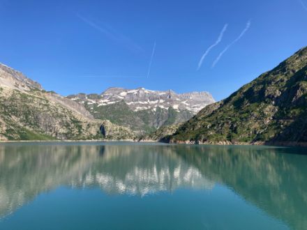 Wie bereits in den letzten Tagen erwartet uns in der kommenden Woche meist sonniges Hochsommerwetter. Ideale Bedingungen für einen Ausflug in die Berge. Bild: Lac d’Emosson am 26. Juli 2024.