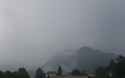 Wolkenverhangene Berge.