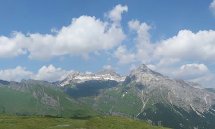 Berge mit blauem Himmel und Wolken