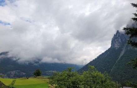 Wie bei nordwestlichen Winden oft waren auch heute die Gebiete in den Nordalpen mindestens zeitweise von dichter Bewölkung betroffen wie hier bei Innertkirchen. 