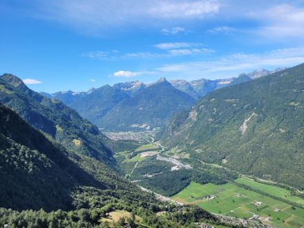 Nach dem schweren Unwettern am Wochenende mit teilsweise verheerenden Schäden schien heute auf der Alpensüdseite oft die Sonne. Das Bild zeigt das untere Bleniotal und die Gegend von Biasca.