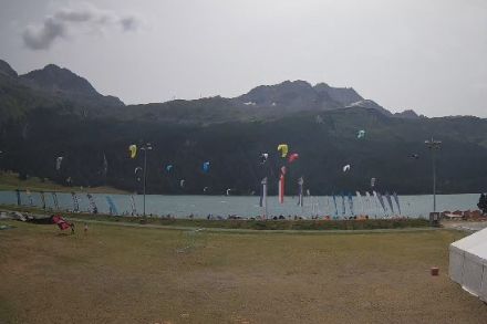 Windsurferinnen und Kiter auf dem Silvaplanersee. 