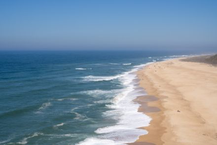 Der nahe Atlantik erreicht jeweils erst Ende August oder sogar erst im September seine Höchsttemperatur. Im Bild der Strand von Nazaré in Portugal. 