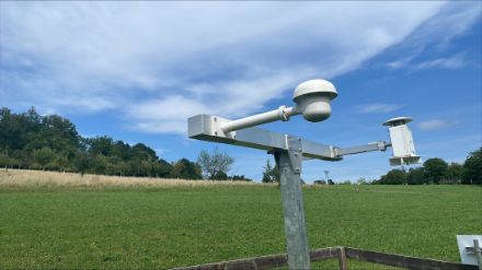 Ein Teil der Messstation der MeteoSchweiz am Zürichberg. Die Thermometer sind von aussen nicht sichtbar, damit der Fehler durch die Strahlung minimiert werden kann.